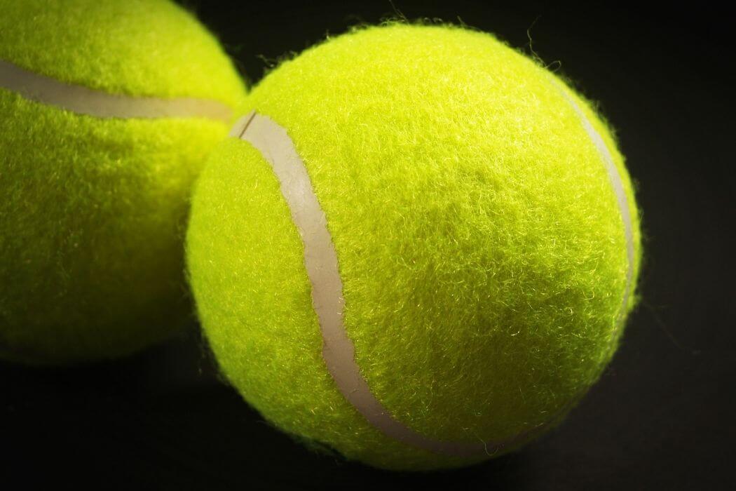 STRETCHING E MASSAGGIO CON PALLINA DA TENNIS STRETCHING E MASSAGGIO CON PALLINA DA TENNIS