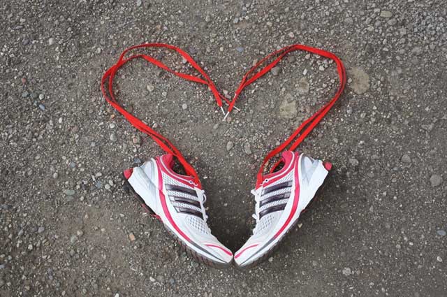 slider-scarpe-lacci-cuore-san-valentino regala una corsa per San Valentino