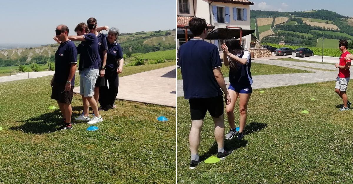 gioco teambuilding camminata cieca