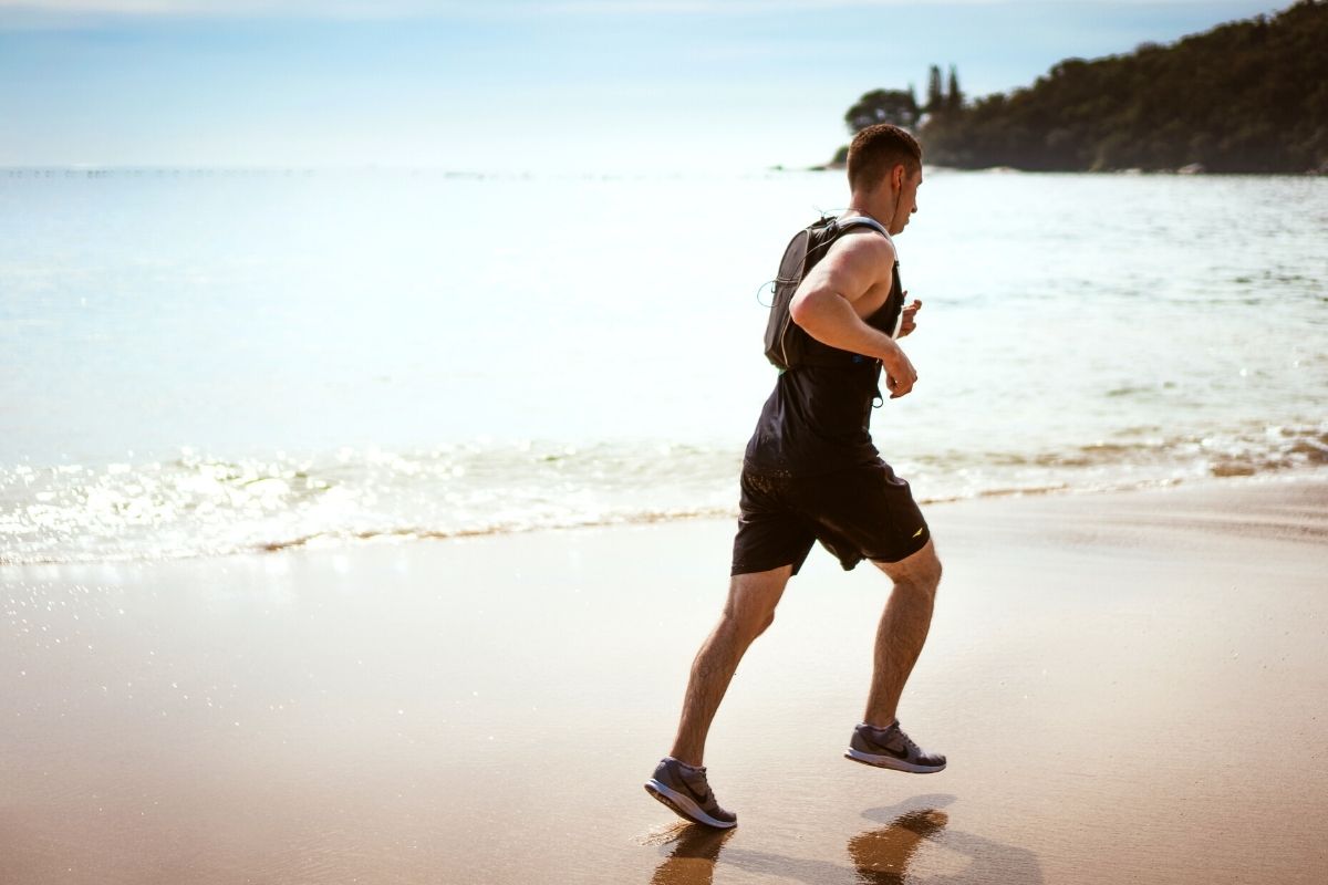 CORRERE CON O SENZA MUSICA ascoltare la corsa